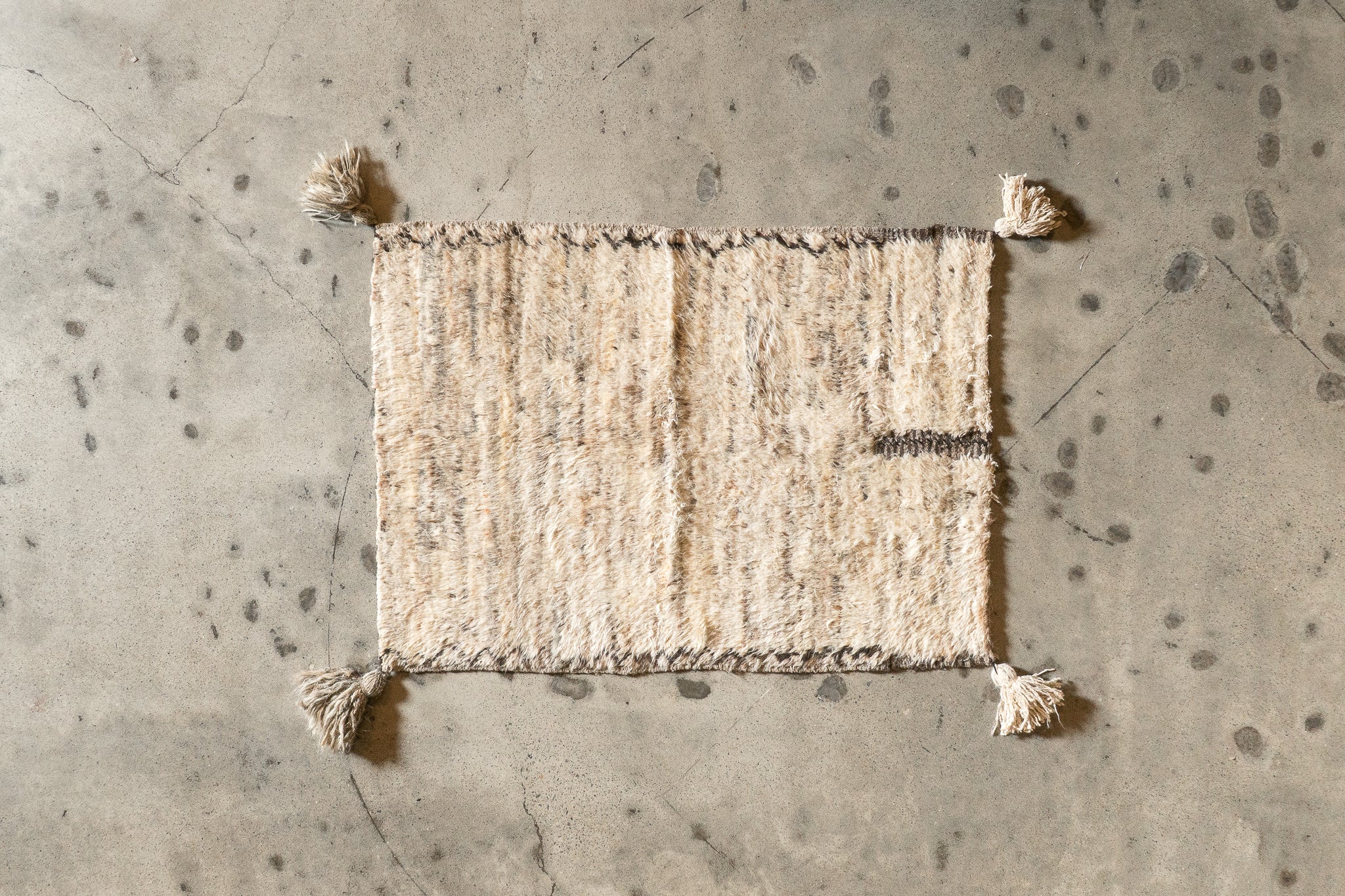 Tapis afghan beige blanc noir à poil long 100% laine de yak - 105cm x 146cm