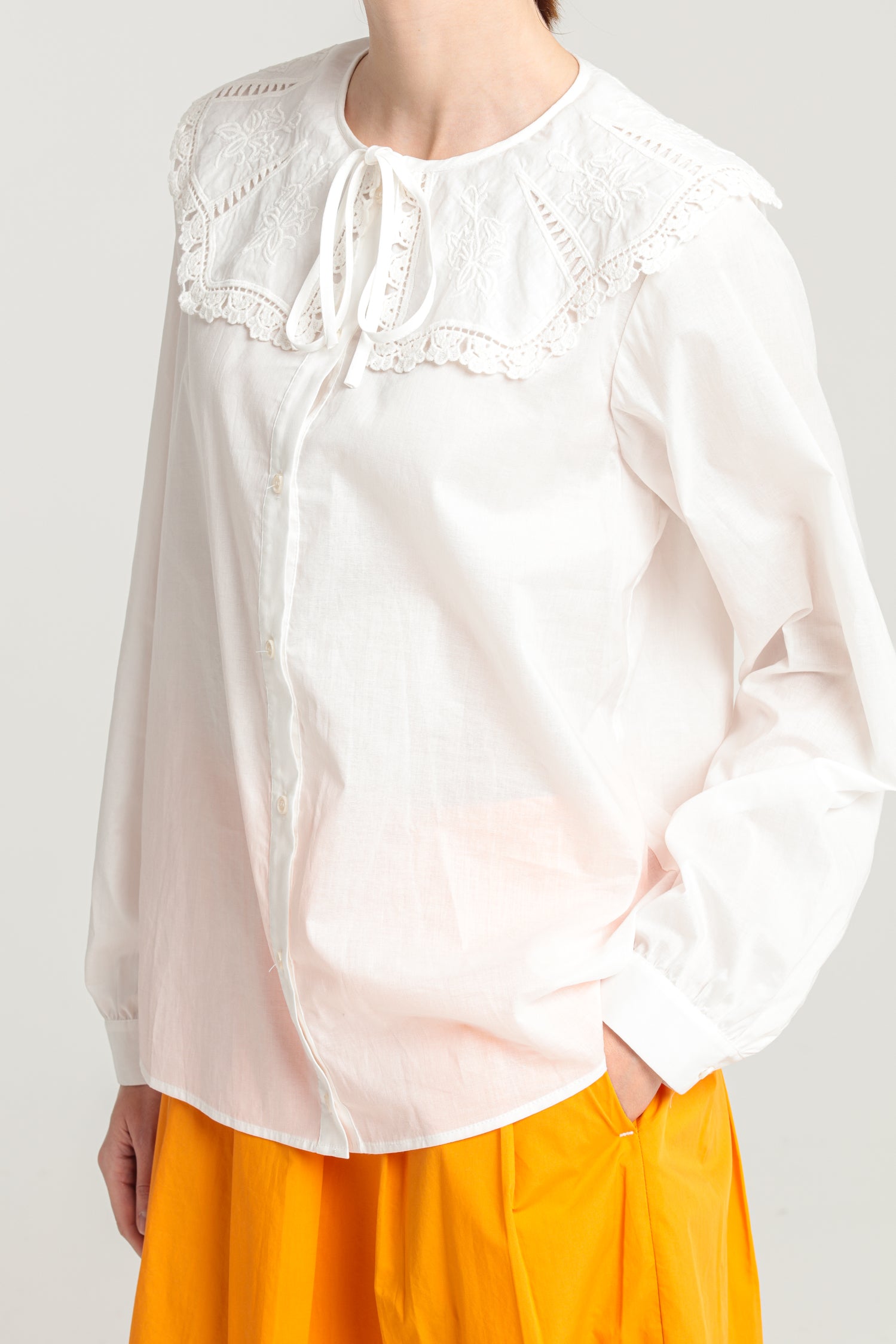Corette - Blouse à col brodé