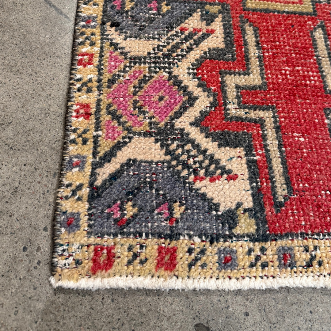 Tapis Yastik vintage , 100% laine noué main, 49cm x 90cm, 1'6'' x 2'-11''