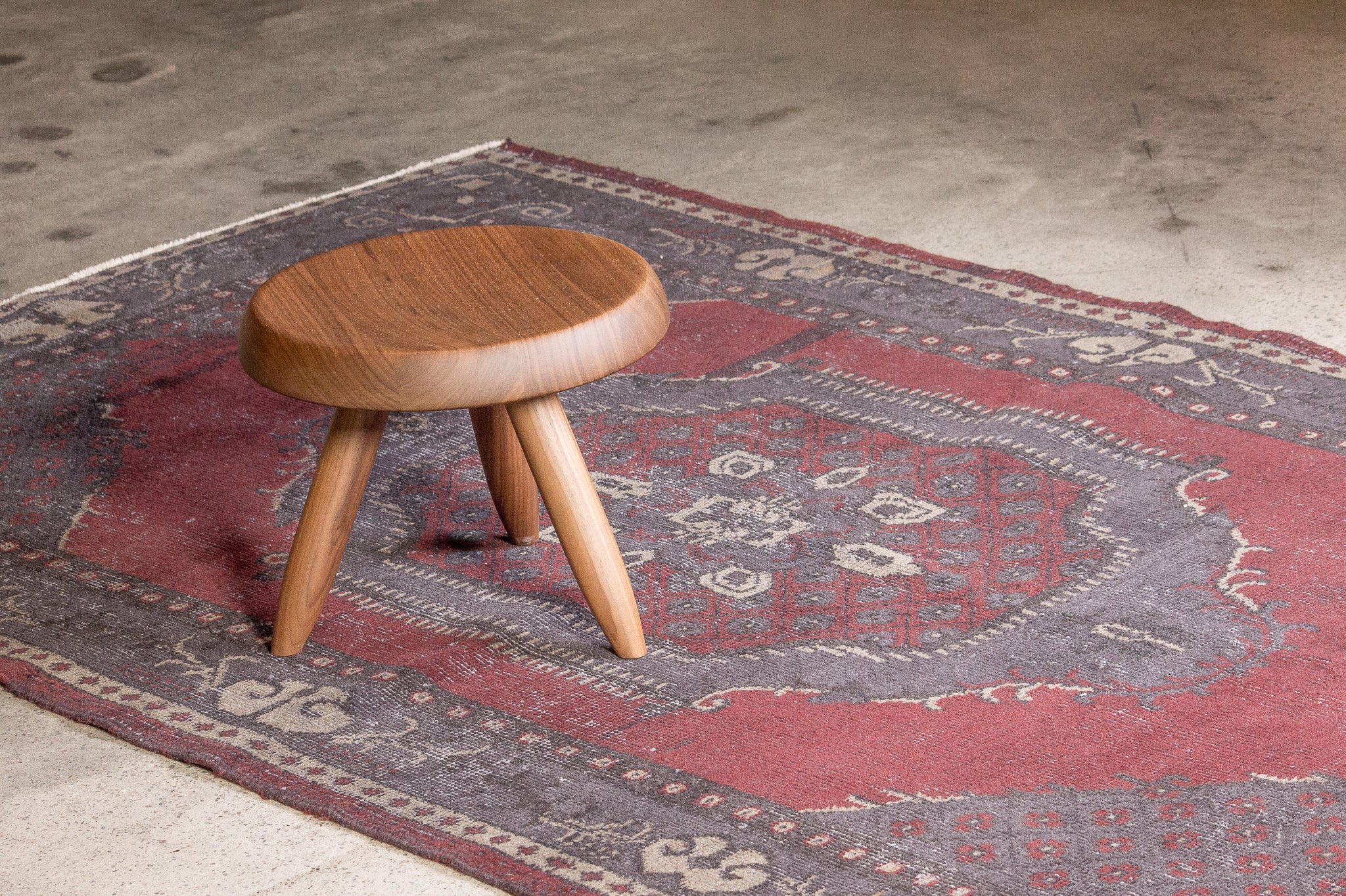 Tapis vintage noir et bordeaux en laine avec trame coton - 117cm x 201cm