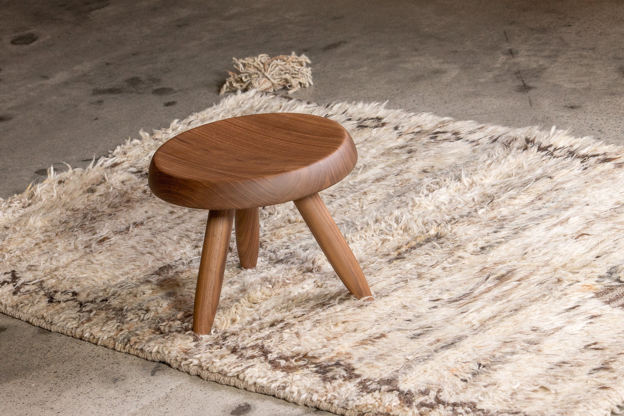 Tapis afghan beige blanc noir à poil long 100% laine de yak - 105cm x 154cm