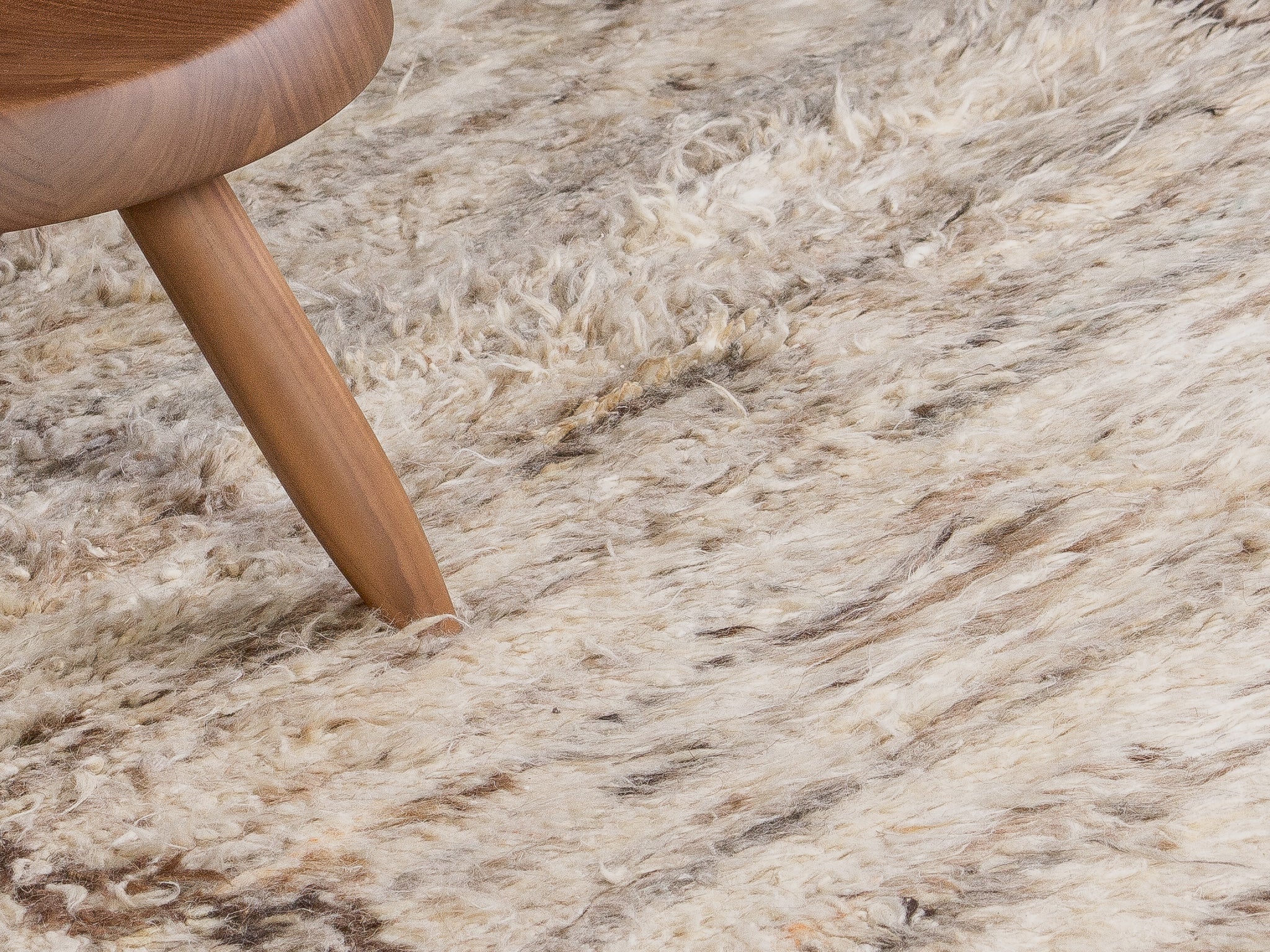 Tapis afghan beige blanc noir à poil long 100% laine de yak - 105cm x 154cm