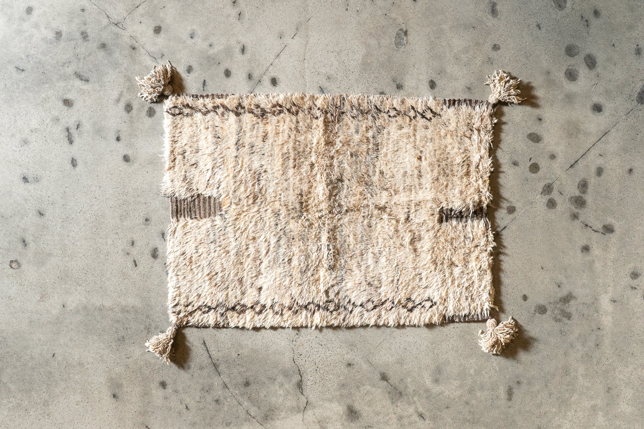 Tapis afghan beige blanc noir à poil long 100% laine de yak - 105cm x 154cm