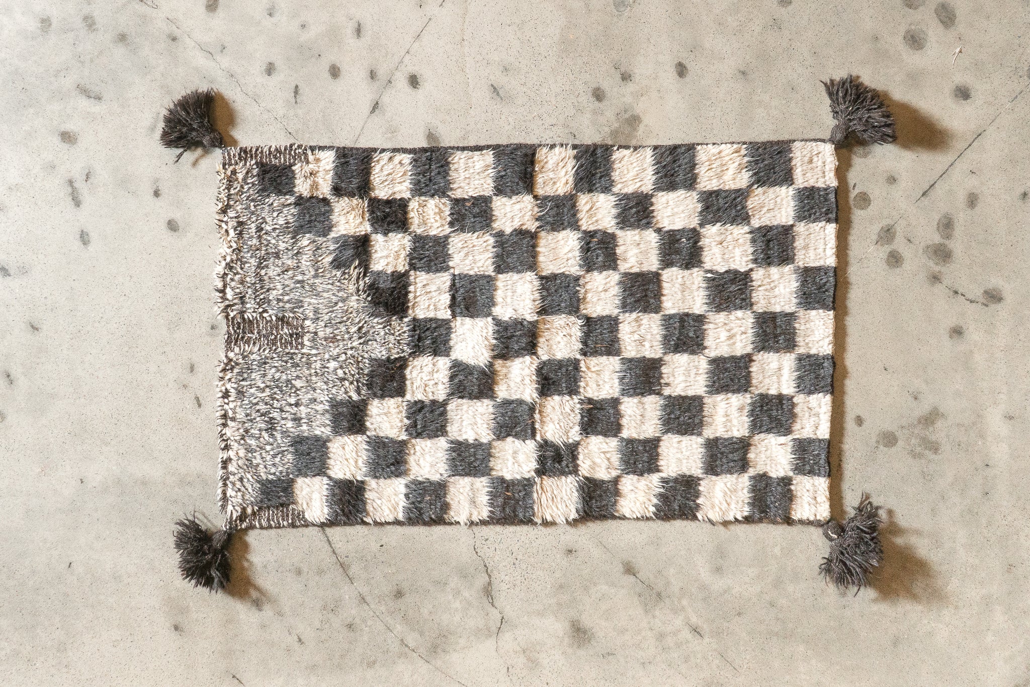 Tapis afghan à poil long noir et blanc 100% laine de yak - 100cm x 174cm