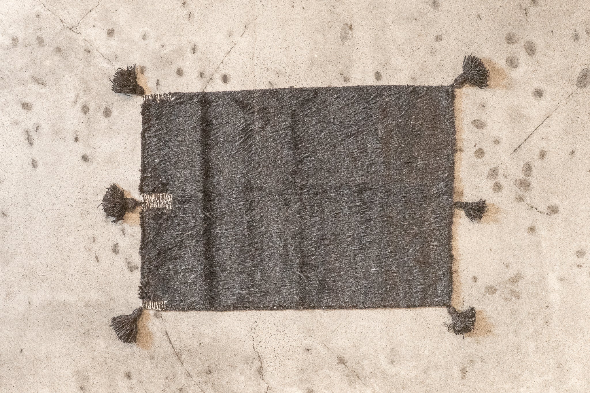 Tapis afghan à poil long noir 100% laine de yak - 104cm x 155cm