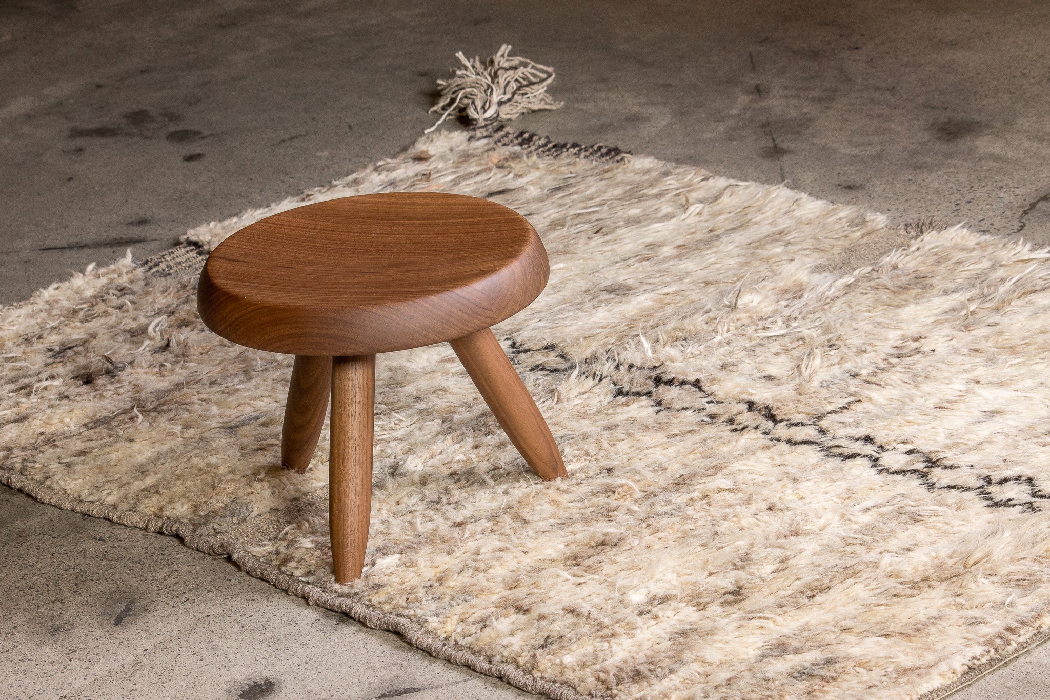 Tapis afghan à poil long beige et blanc - 105cm x 160cm