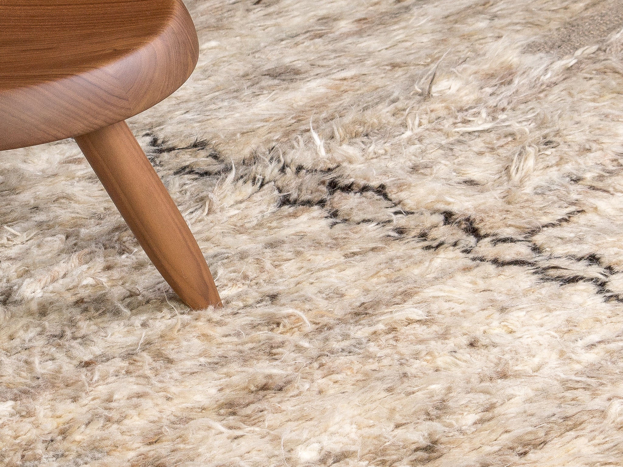 Tapis afghan à poil long beige et blanc - 105cm x 160cm