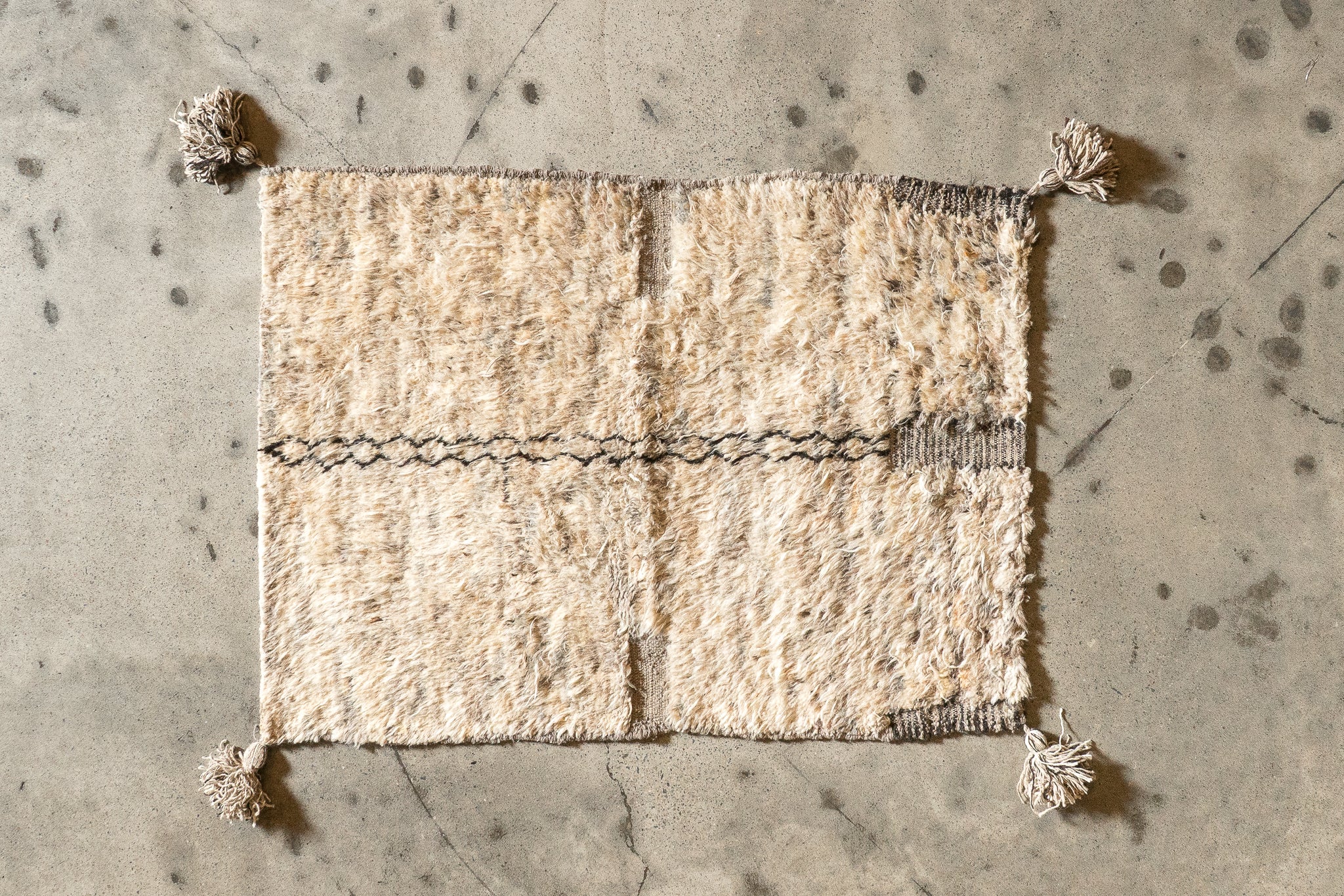 Tapis afghan à poil long beige et blanc - 105cm x 160cm