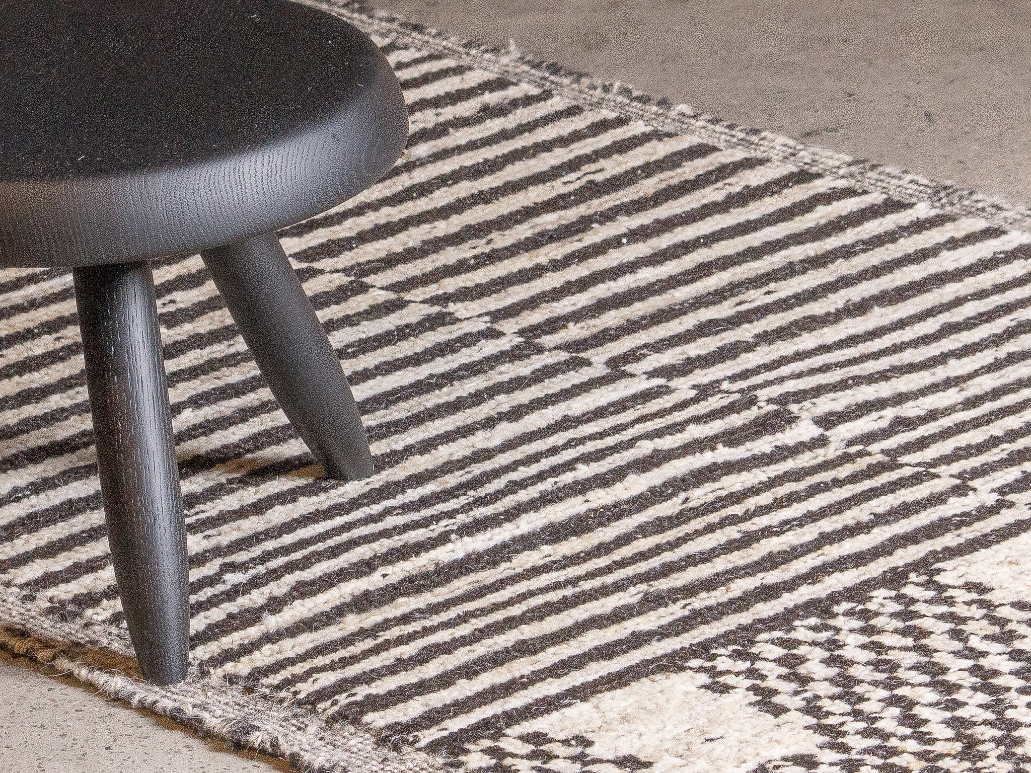 Tapis afghan noir et blanc 100% laine de yak - 80cm x 301cm