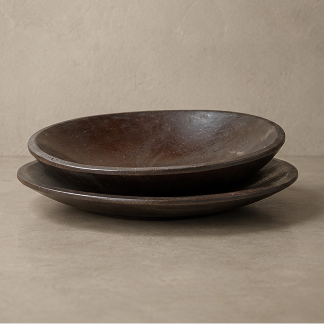 Assiette creuse foncée en bois cocotier - Pièce unique