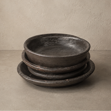 Assiette tribale creuse en bois foncé - Pièce unique