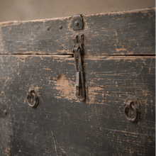Coffre en bois et métal foncé - Pièce unique