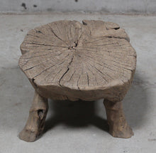 Bout de canapé brut organique sur tripode